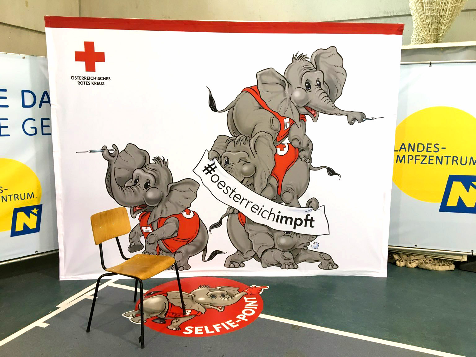 Rot Kreuz elefanten cartoon karikatur